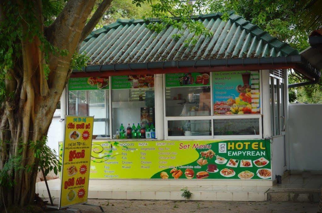 Hotel Empryean Katunayaka Extérieur photo