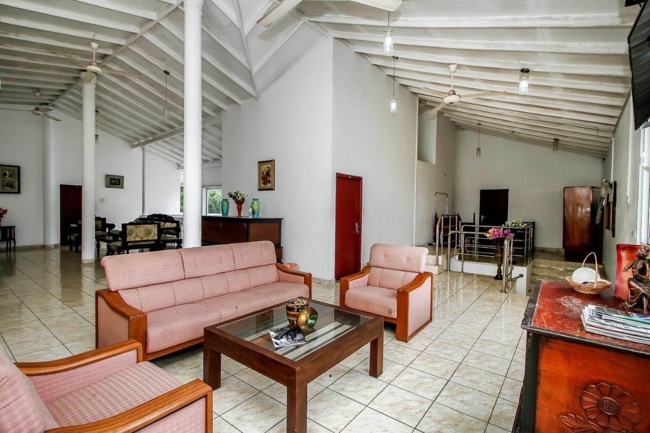 Hotel Empryean Katunayaka Extérieur photo